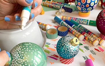 Animation Décoration de Boules de Noël au Posca pour votre événemement Noël