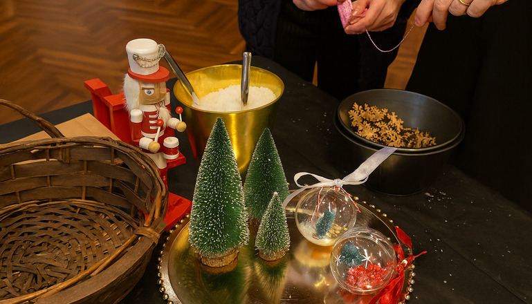 Animation Animation Création de Boule de Noël pour votre événemement Do It Yourself - création boule de Noel en entreprise - création boule de Noel en entreprise