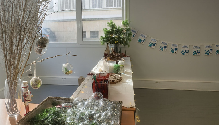 Animation Animation Création de Boule de Noël pour votre événemement Do It Yourself - création boule de Noel en entreprise - quelques minutes avant l'atelier de Noël